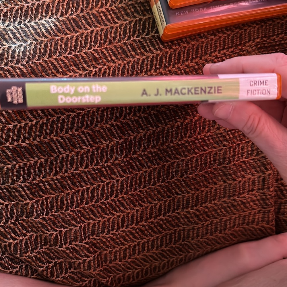 Audiobook MP3 Audio CD THE BODY ON THE DOORSTEP BY AJ MACKENZIE-Mystery - Picture 5 of 10